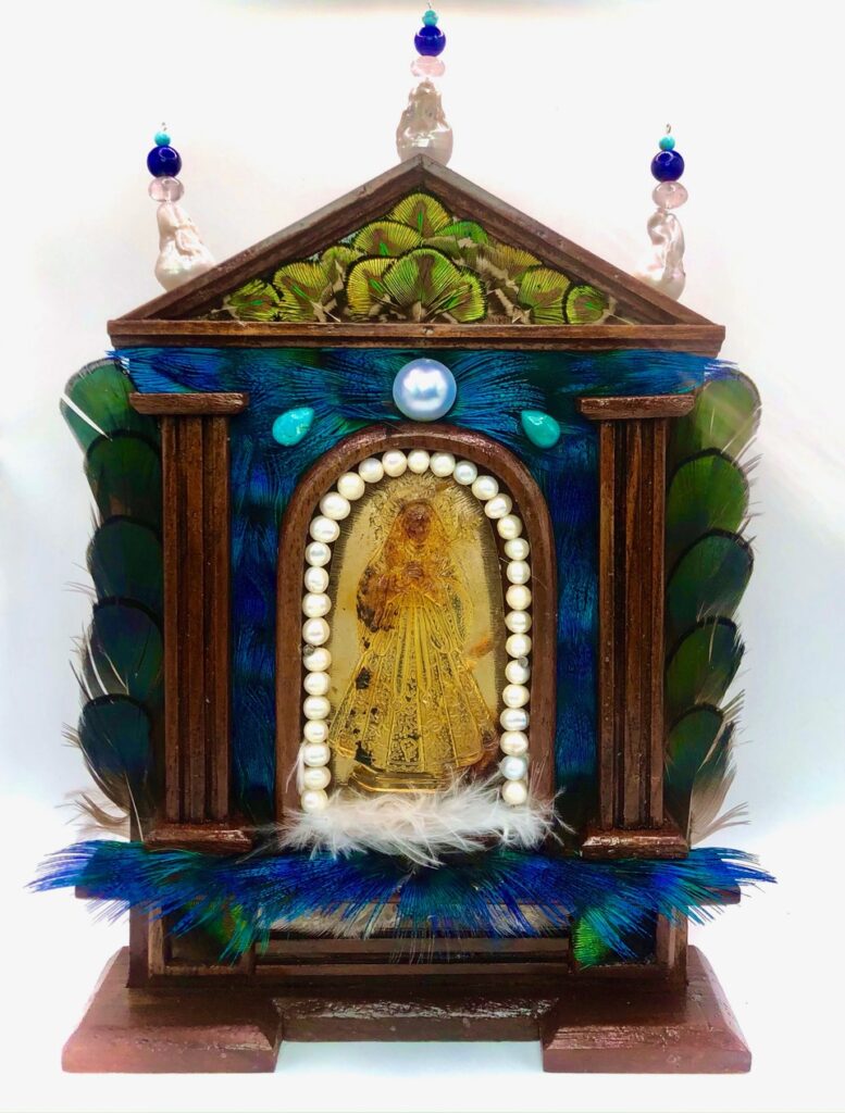 La encomienda carmesí revela su historia de sangre en el Museo Universitario Casa de los Muñecos