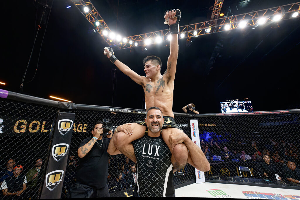 Retiene “Pegajoso” Díaz cetro gallo ante Roura en estelar de LUX 047