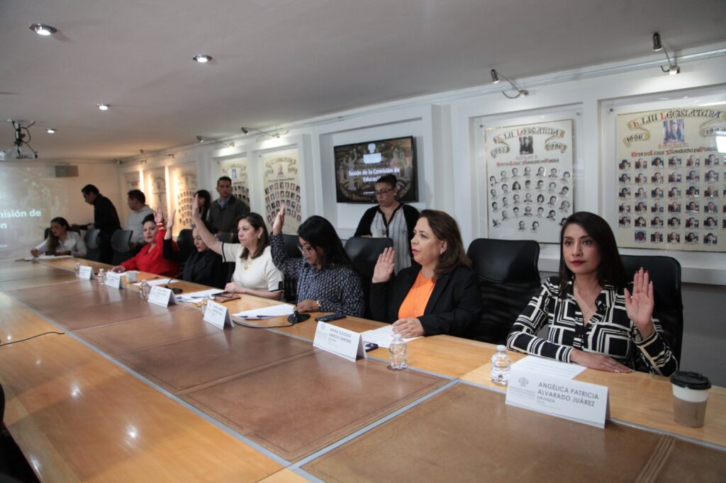 Define Comisión del Congreso procedimiento para entrega de la medalla al mérito docente