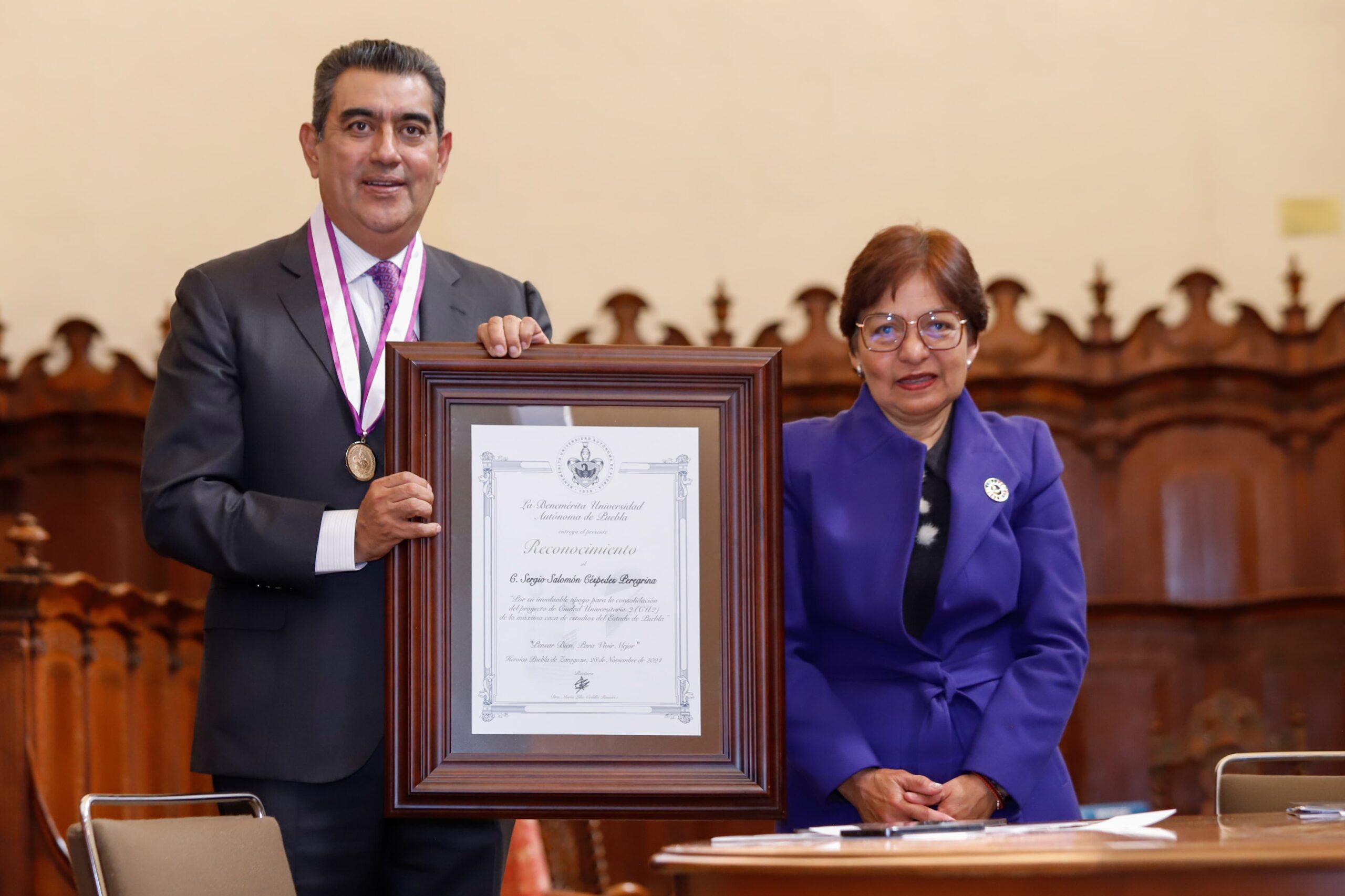 Por su respaldo a la educación, Sergio Salomón recibe medalla “Melchor de Covarrubias” por la BUAP