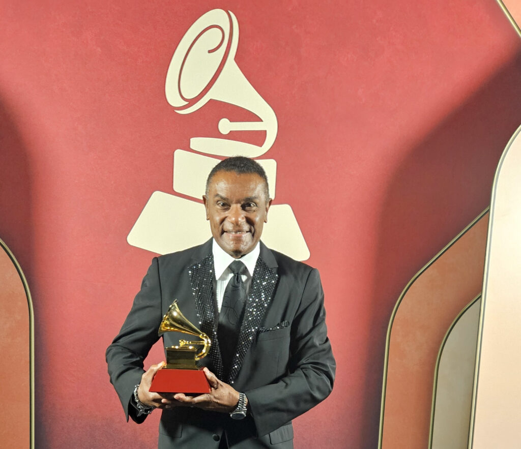 “Señores, el bolero está vivito y coleando”, afirma El Canario tras ganar el Latin Grammy