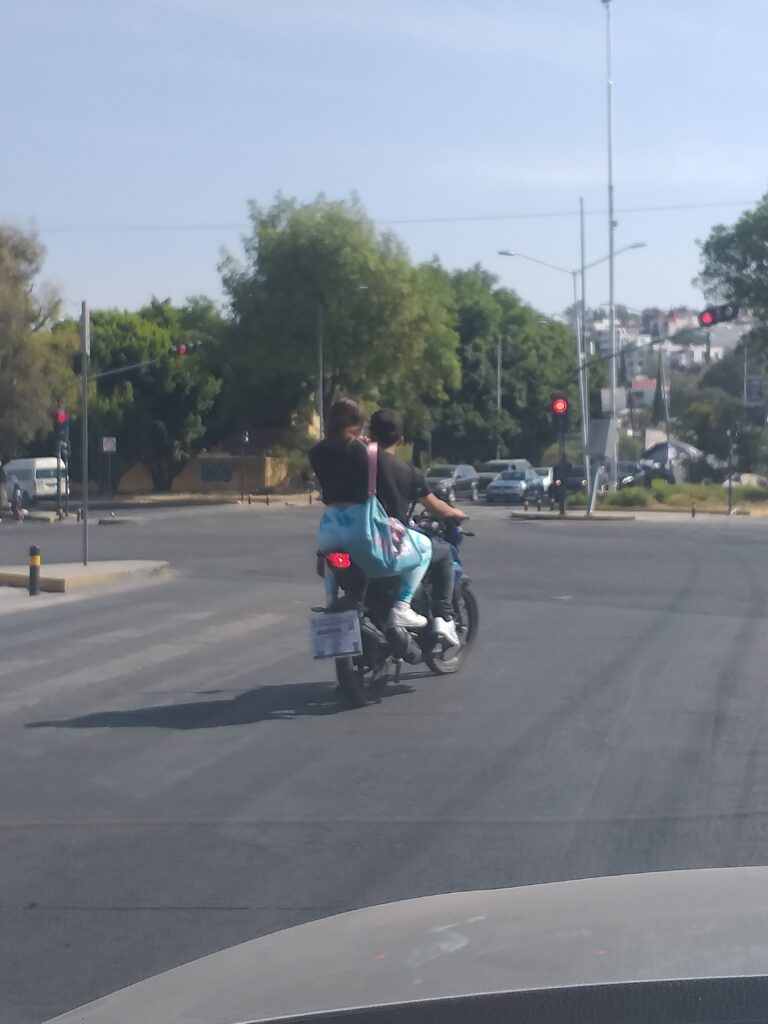 Fotonota: Pareja de motociclistas exhibida sin casco
