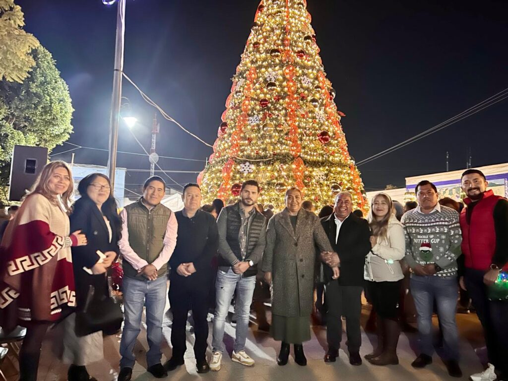 Severiano de la Rosa refuerza el tejido social en Amozoc con encendido del árbol navideño