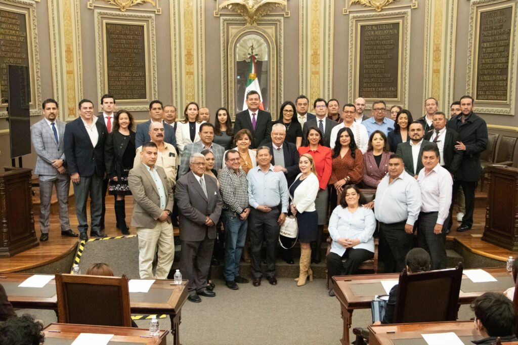 Omar Álvarez Arronte, acompañado por concesionarios del todo el estado y diputados locales