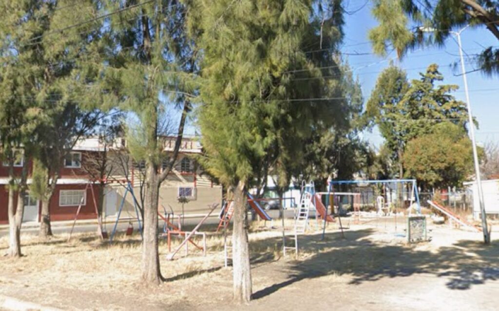 Encuentran a un hombre suspendido del cuello en un parque en Puebla capital