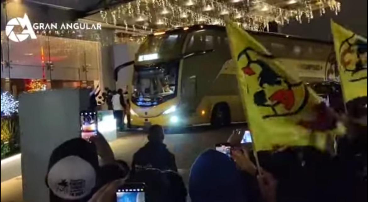 Video: Poblanos salen del clóset y se entregan al América en su llegada al hotel