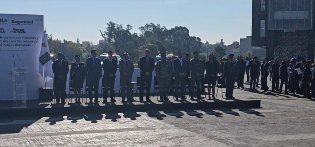 Armenta Mier entrega nuevas patrullas a policías de la Secretaría de Seguridad Pública