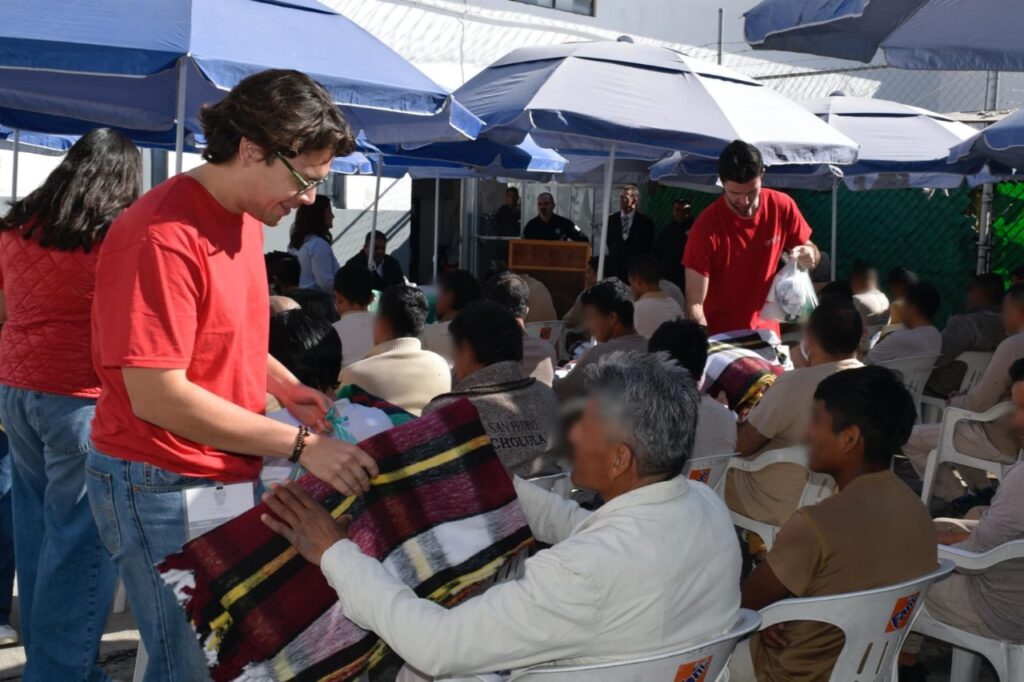 Entregan cobertores a presos en San Pedro Cholula