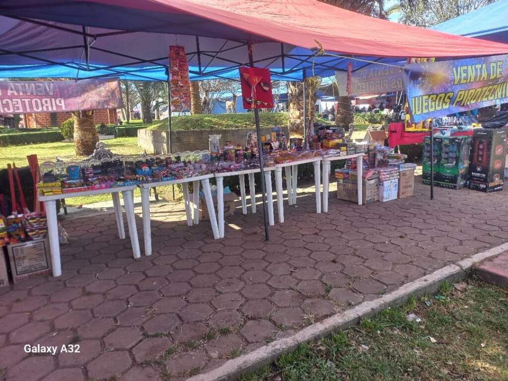 Alfredo Ramírez, presidente de Ahuazotepec, permite venta de pirotecnia en vía pública
