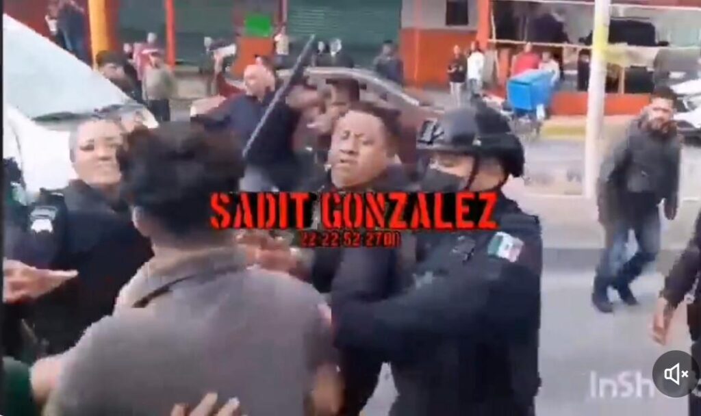 Video: Trifulca entre policías y vecinos en Puebla capital
