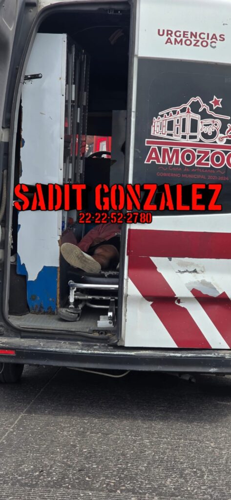 En Amozoc, motociclista se estampó en un ADO