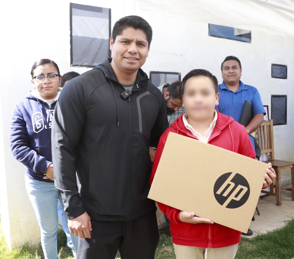 Edil de Cuautlancingo entregó la mitad de su salario