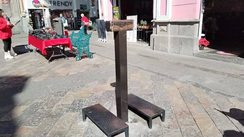 Esculturas de la calle 5 de Mayo, en el abandono total