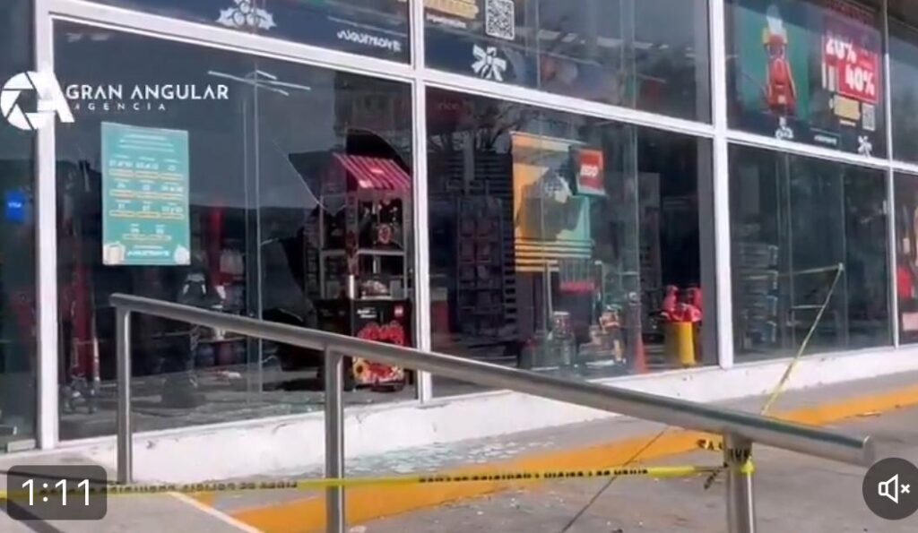 Video: ¡Asaltan juguetería en pleno bulevar 5 de Mayo!