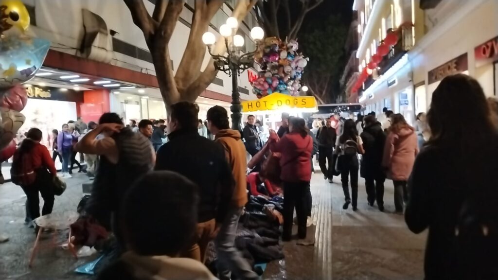 Video: Ambulantes aumentan la ingobernabilidad en el Centro Histórico