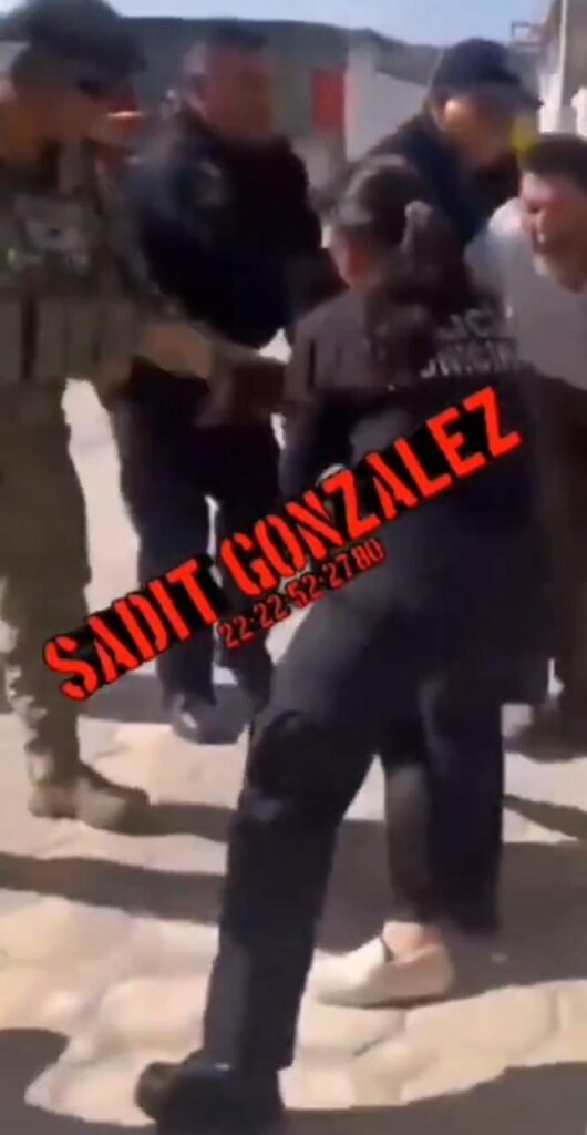 Video: ¡De risa loca! edil de Huehuetlán y su “fina” primera dama protagonizan pelea frente al ayuntamiento