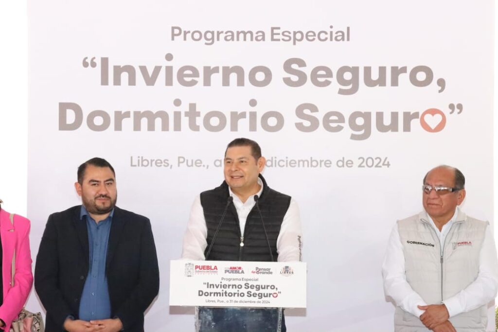 Armenta entrega cobertores en una de las zonas más frías de Puebla