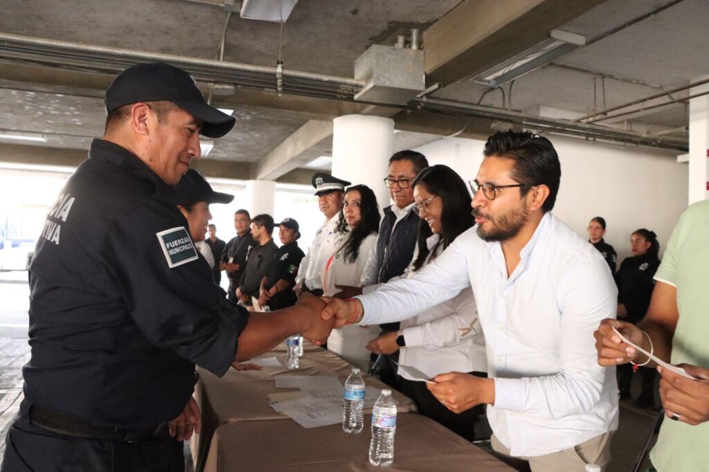 En Atlixco, Ariadna Ayala cumple con estímulos a policías