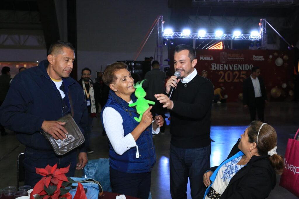 Familias poblanas disfrutan cena de fin de año en el recinto ferial