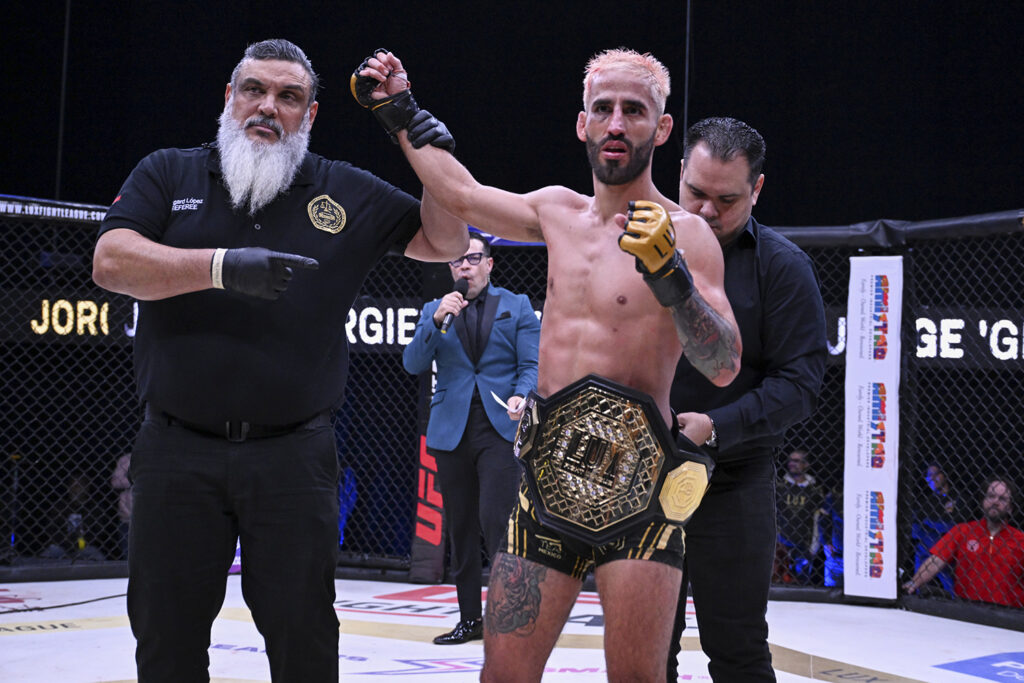 Retiene Jorge Calvo cetro mosca ante “Locote” González en pelea estelar de LUX 048