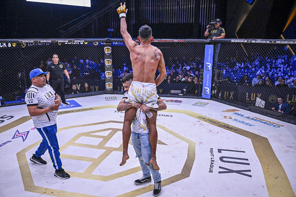 Da la sorpresa “Muelas” Ruelas al imponerse a “Xolo” Peña en LUX 048