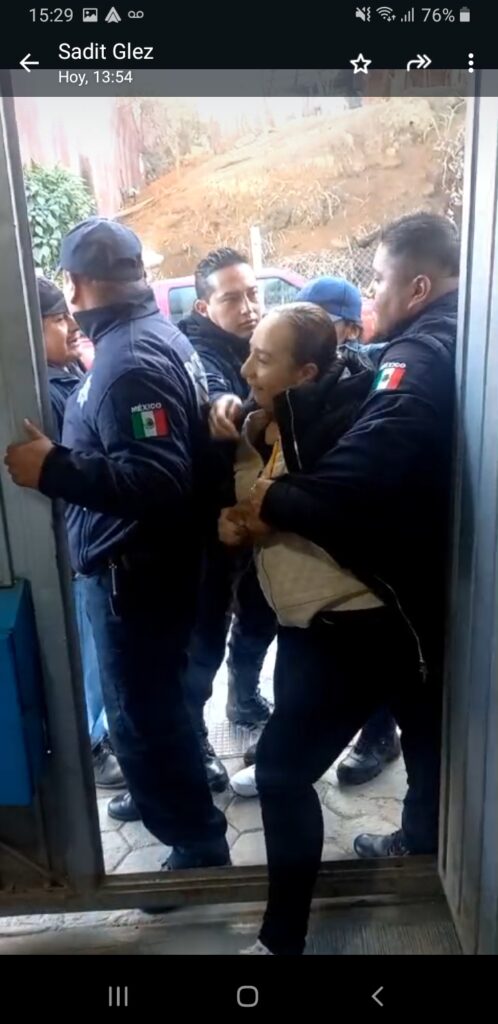 Video: Presidente municipal de Tlatlauquitepec usa la policía para amedrentar a directora del sistema de agua