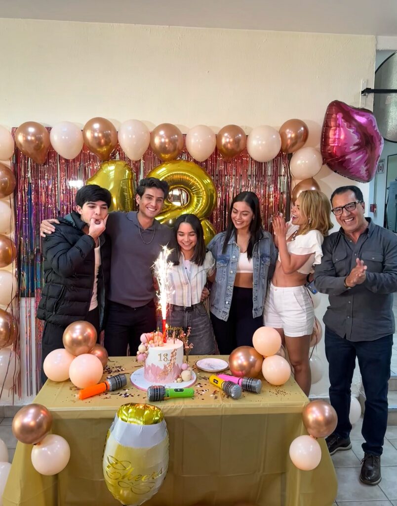 Elenco y producción de “A. Mar” le festejaron su cumpleaños a Karla Gaytán