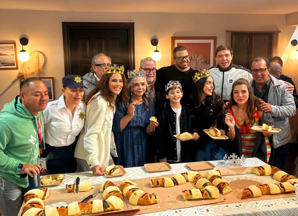 Elenco y producción de “A. MAR” realizaron la tradicional partida de Rosca de Reyes