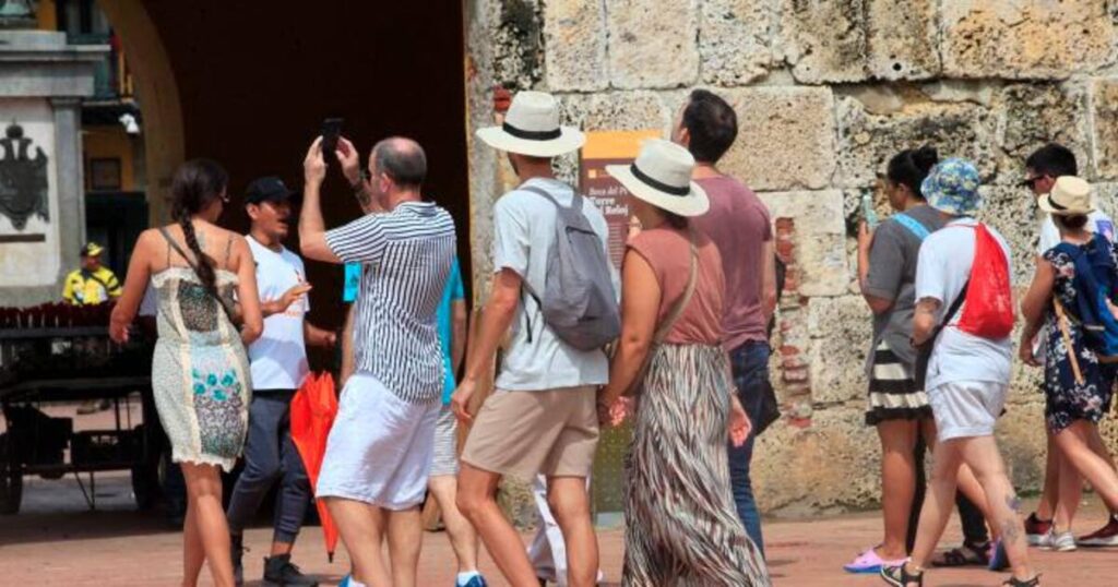 Entraron a México 20.3 % más visitantes desde el extranjero, en noviembre de 2024, y salieron 43.8 % más residentes nacionales, a tasa anual