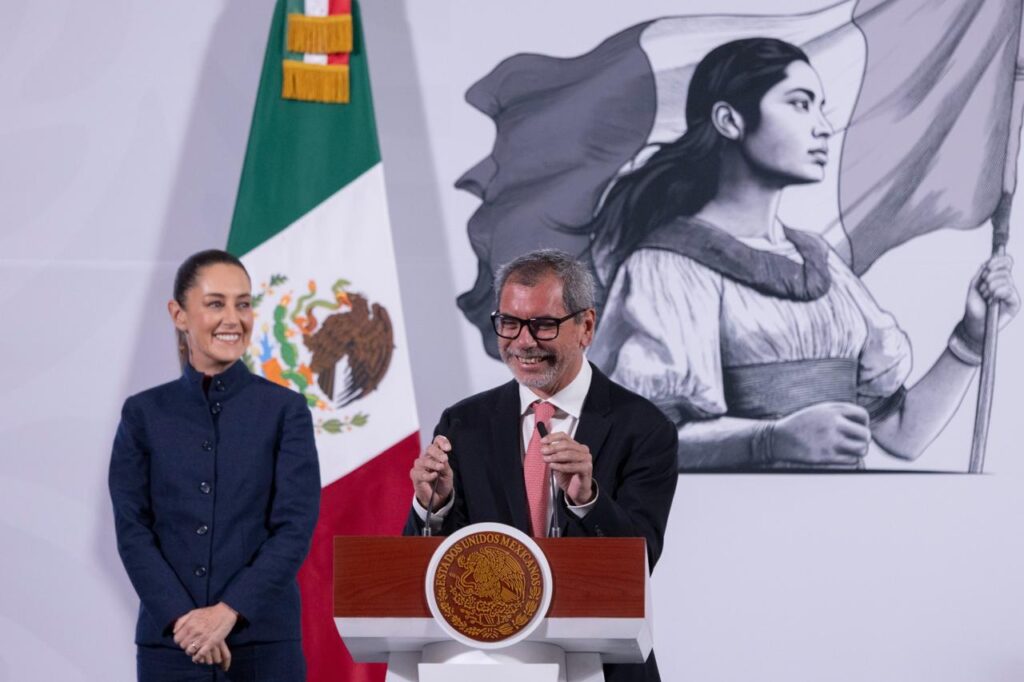 Claudia Sheinbaum presume reducción del precio de la gasolina en su gestión y la de AMLO