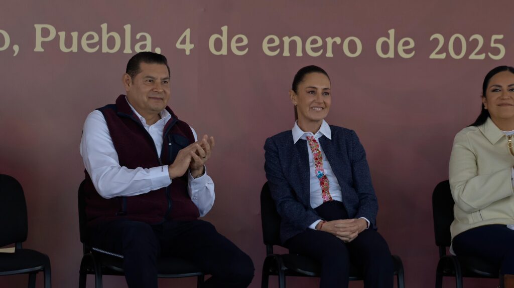 Video: Claudia Sheinbaum y Alejandro Armenta entregan tarjetas de Bienestar