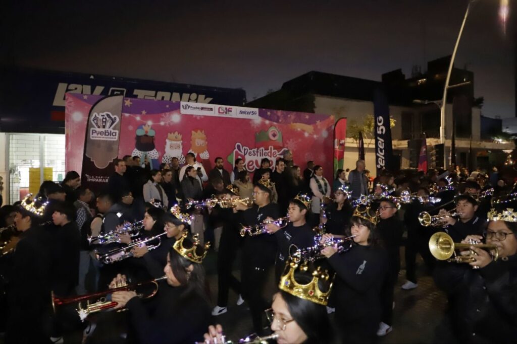 Realizan desfile de reyes en Puebla capital