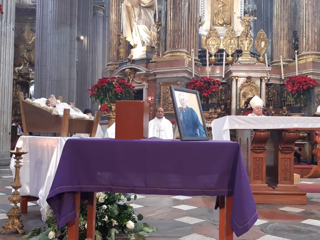 Arzobispo celebra la misa dominical