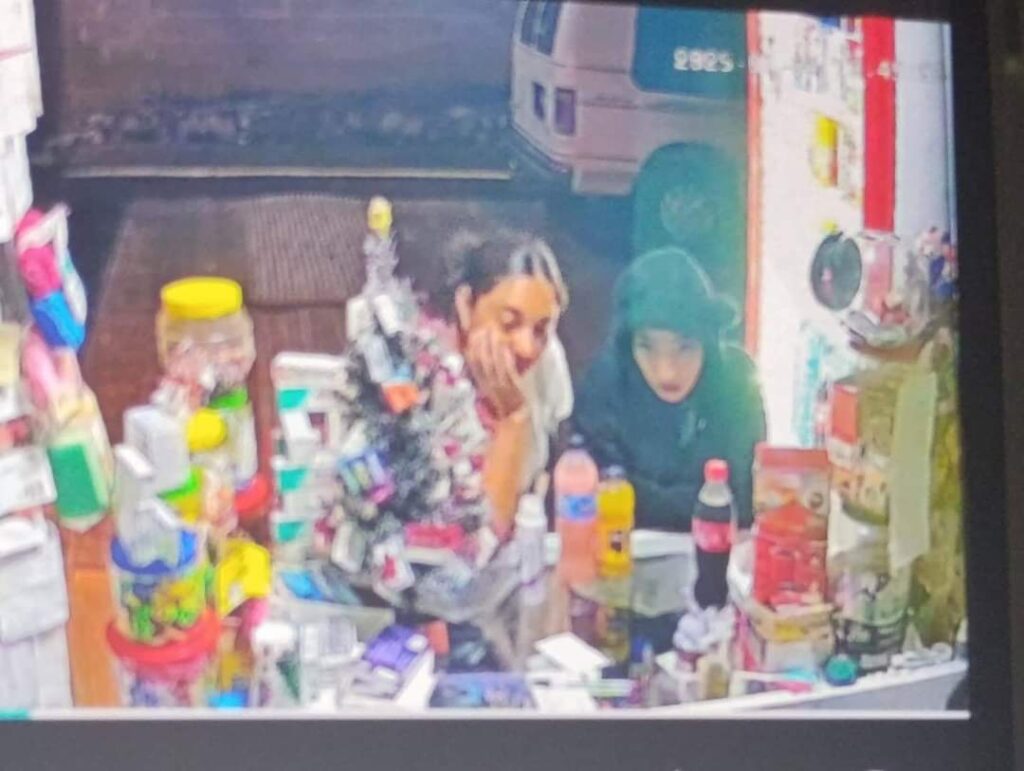 Mujeres pagan con dinero falso en farmacia de Huauchinango