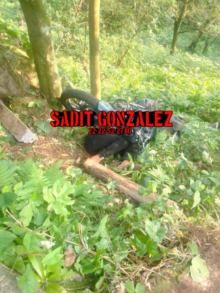 Muere motociclista en barranca en Cuetzalan