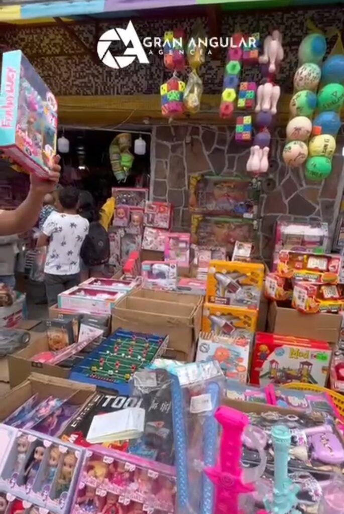 Video: Calle de ‘los juguetes”, repleta de reyes magos