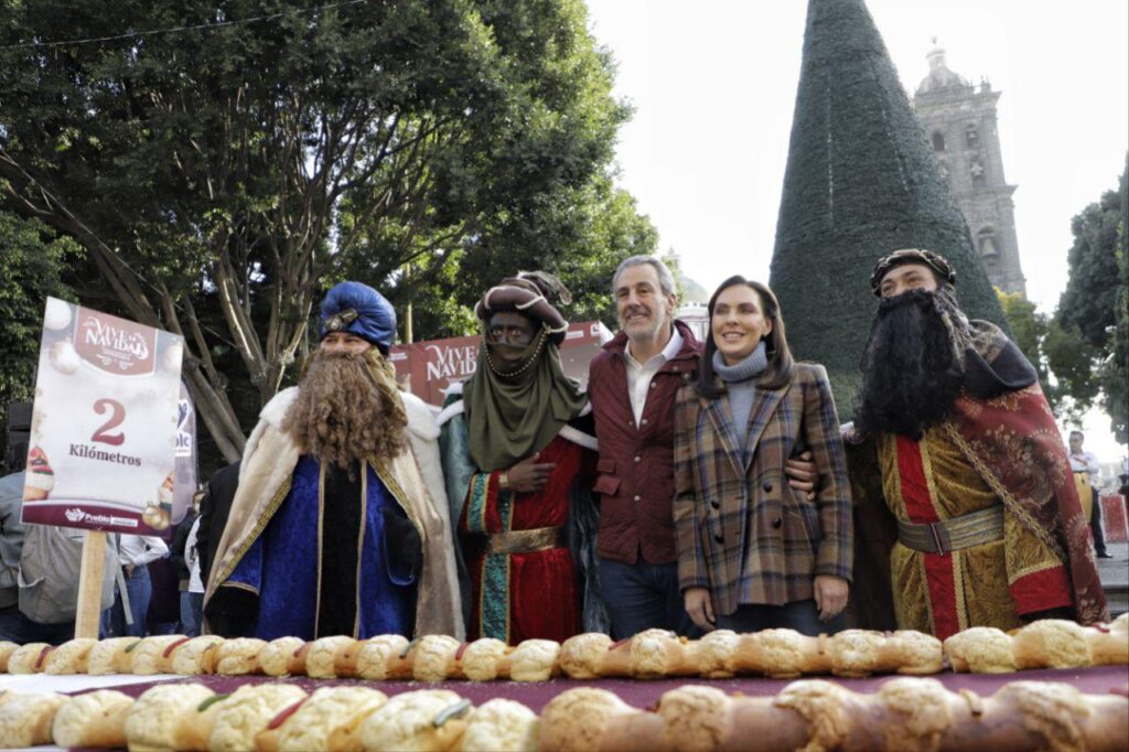 Video: Presiden Alejandro Armenta y Pepe Chedraui partida de rosca monumental en el zócalo de Puebla