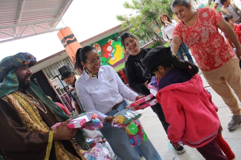 En Atlixco, Ariadna Ayala y los Reyes Magos entregaron juguetes a decenas de niños