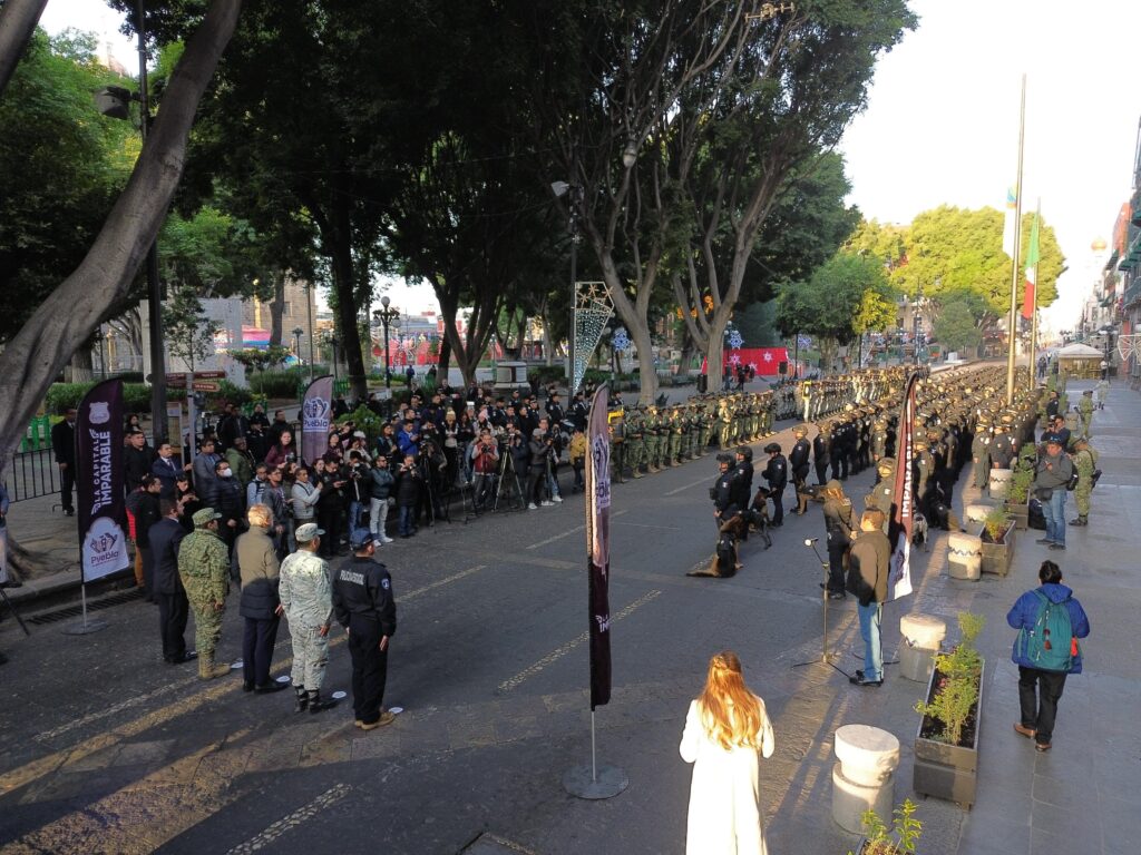 Encabeza Pepe Chedraui pase de lista a fuerzas municipales en el Zócalo de Puebla