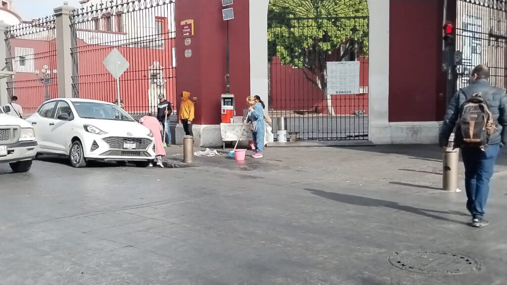 Ambulantes limpian las calles del Centro Histórico