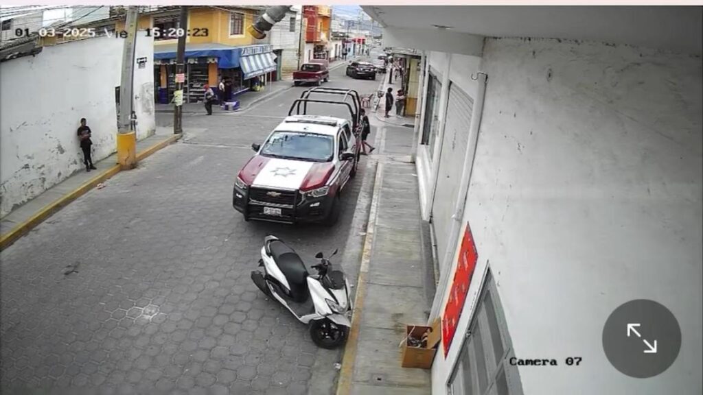 Video: Comandante de policía de  Zinacatepec choca a motociclista y se niega a pagarle