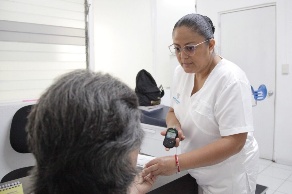 Ofrecen toma de presión arterial, examen de glucosa sanguínea, aplicación de inyecciones en el DIF municipal