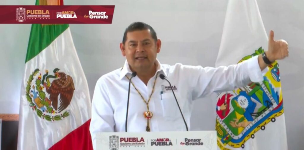 Alejandro Armenta entregó obras de infraestructura vial en Acatlán