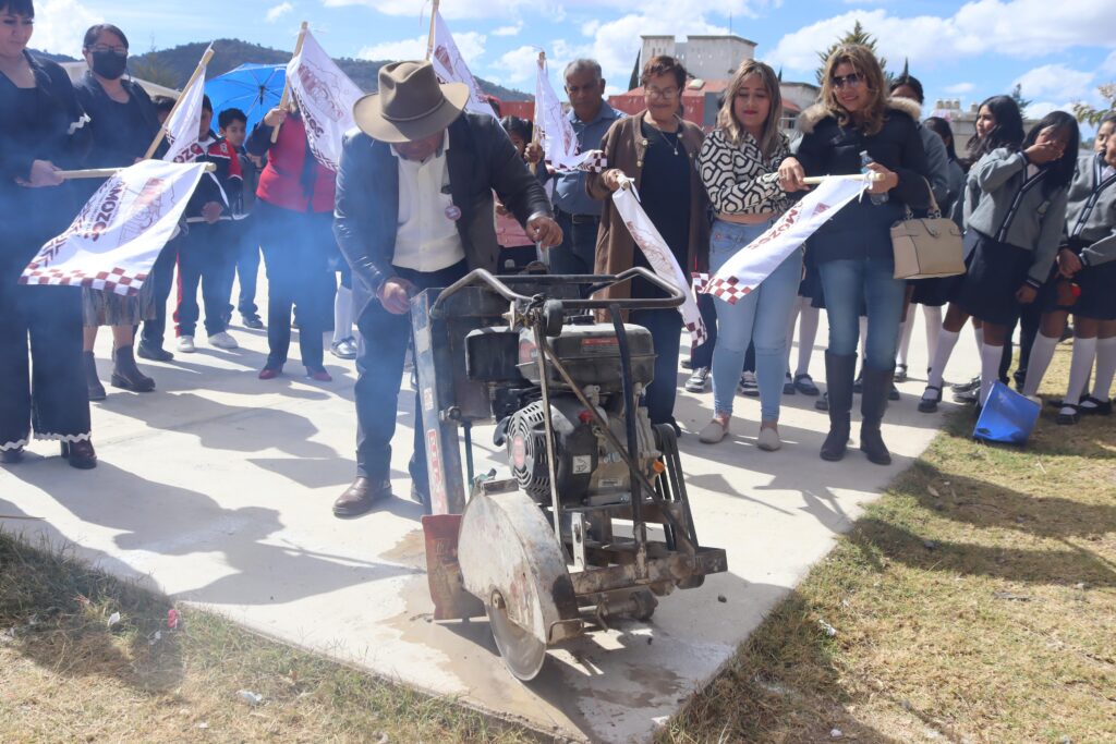 Construye Severiano de la Rosa domos en escuelas de Amozoc