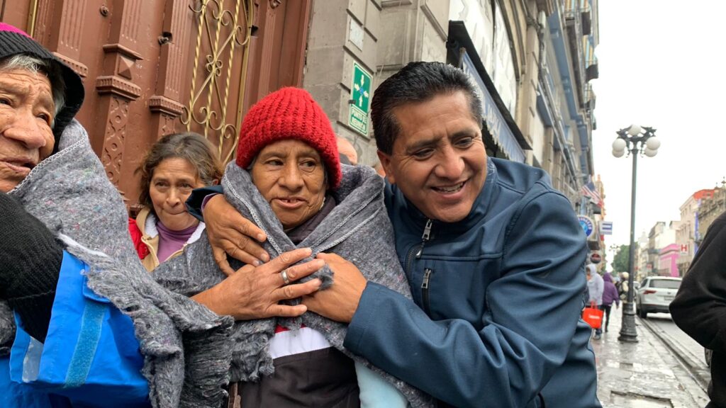 Fotonota: Llevan comida y cobijas a abuelitos que esperaban apoyo del programa Bienestar