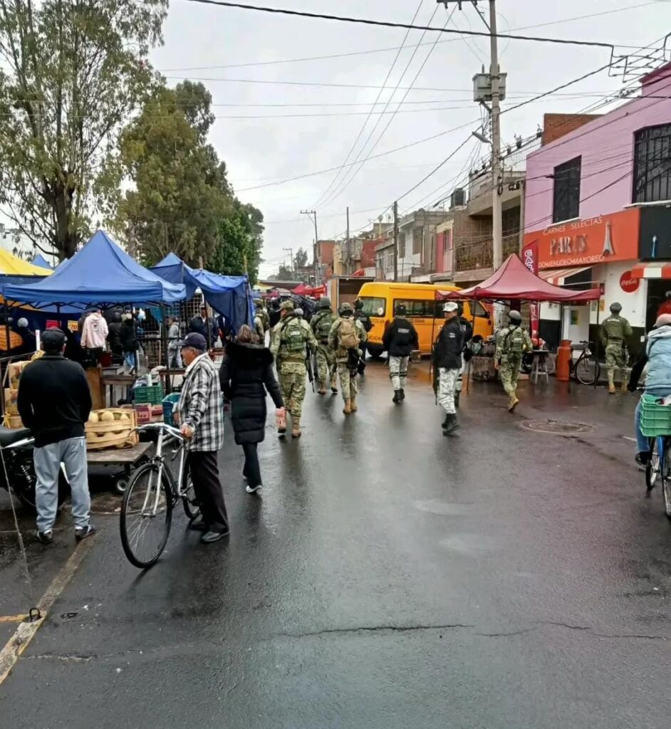 Bajo la lluvia y con despliegue policíaco, el tianguis de Loma Bella