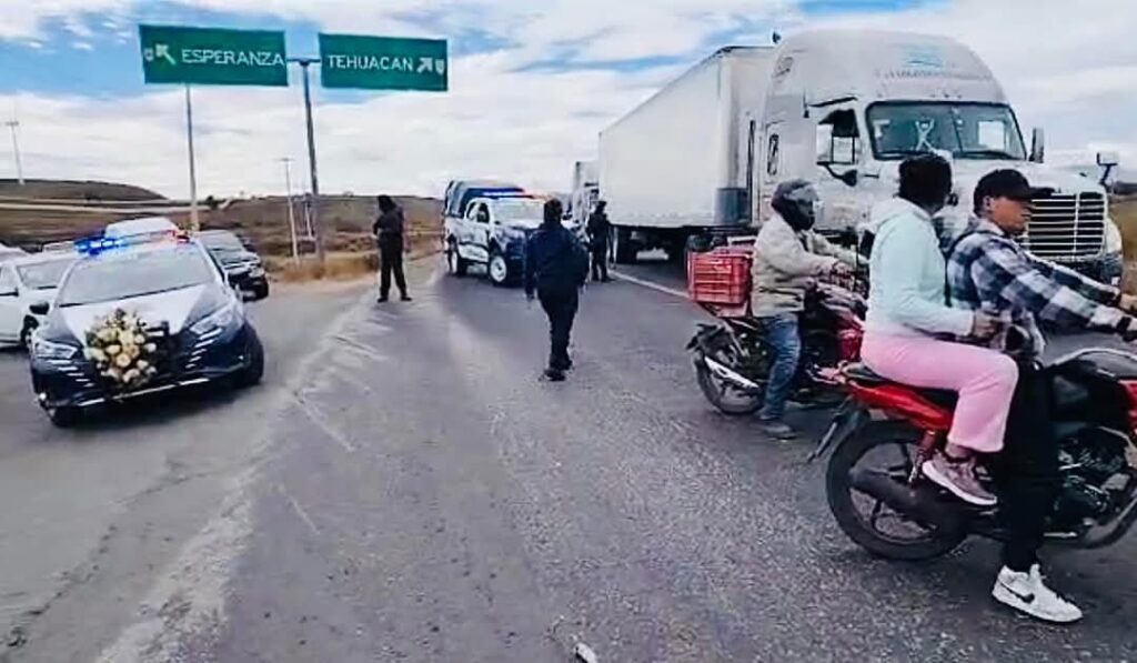 Iban 3 en uno motocicleta en carretera y el conductor se estrelló contra un auto