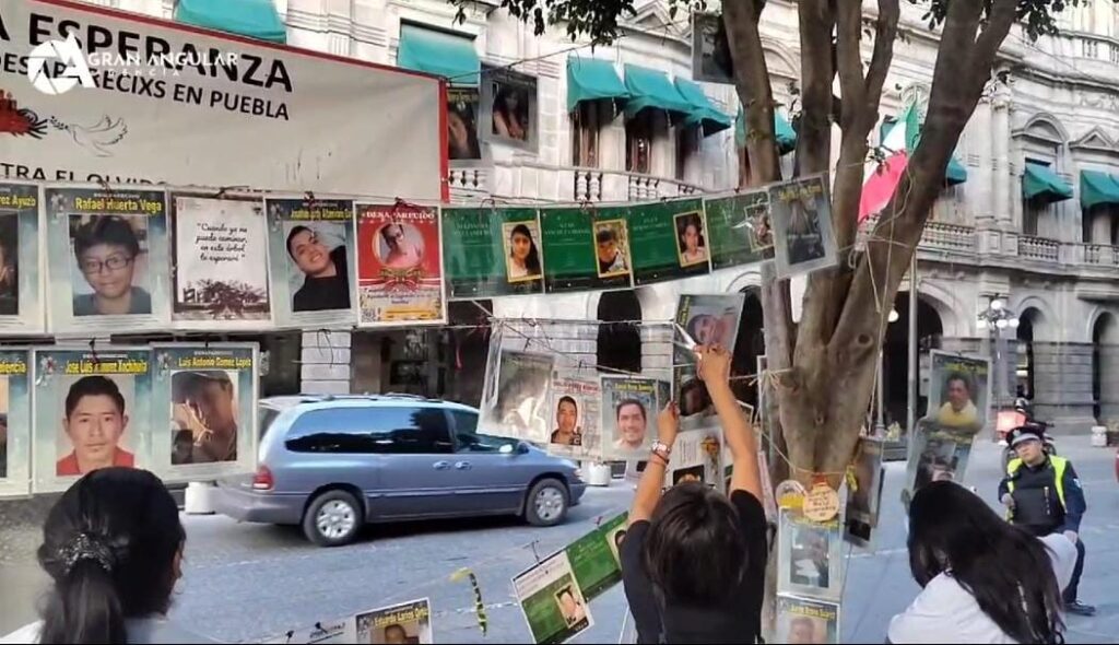 Colectivo “Voz de los Desaparecidos” Puebla retiró las fotos del ‘árbol de la esperanza” en el zócalo