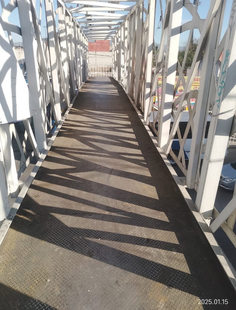 Realizan limpieza y mantenimiento de puentes peatonales en Amozoc