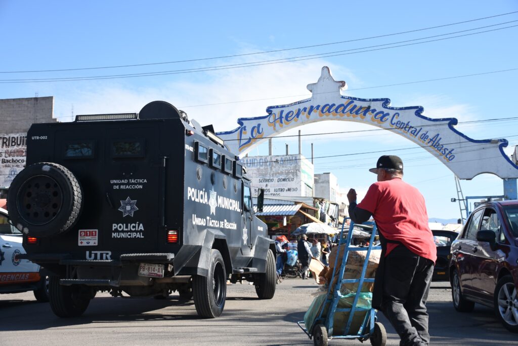 Aseguran a dos presuntos asaltantes en la Central de Abasto